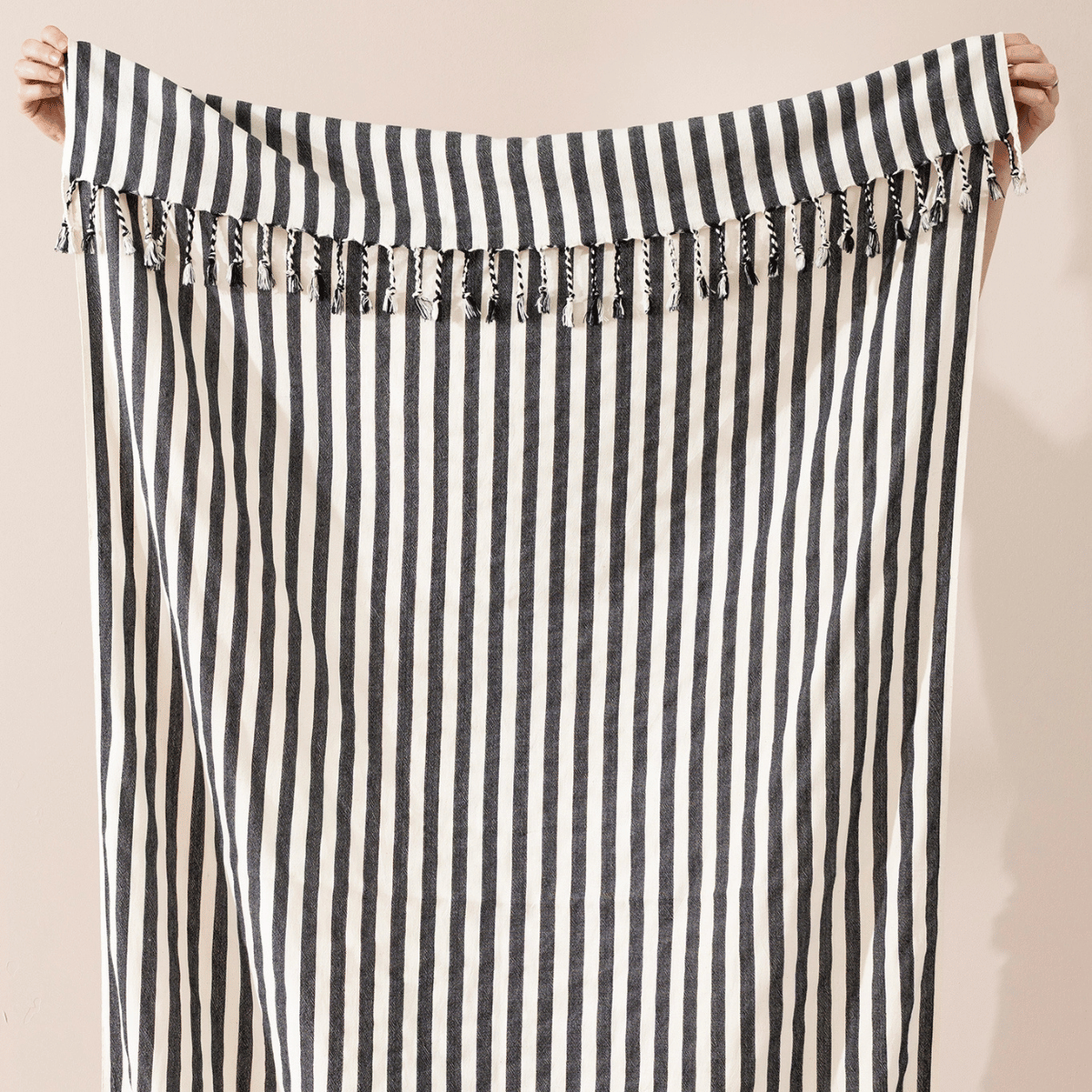 Svart randig strandhandduk