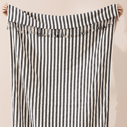 Svart randig strandhandduk