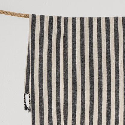 Svart randig strandhandduk